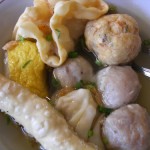 bakso dengan kuah kaldu gurih